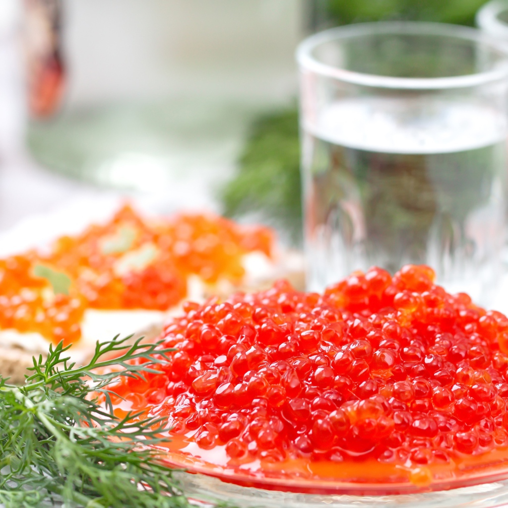 Красная икра с укропом на праздничном столе