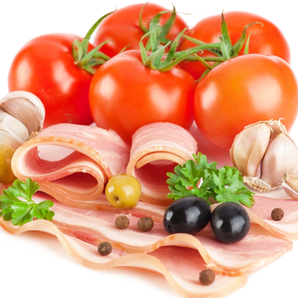 Спелые красные помидоры с беконом, чесноком и оливками на белом фоне