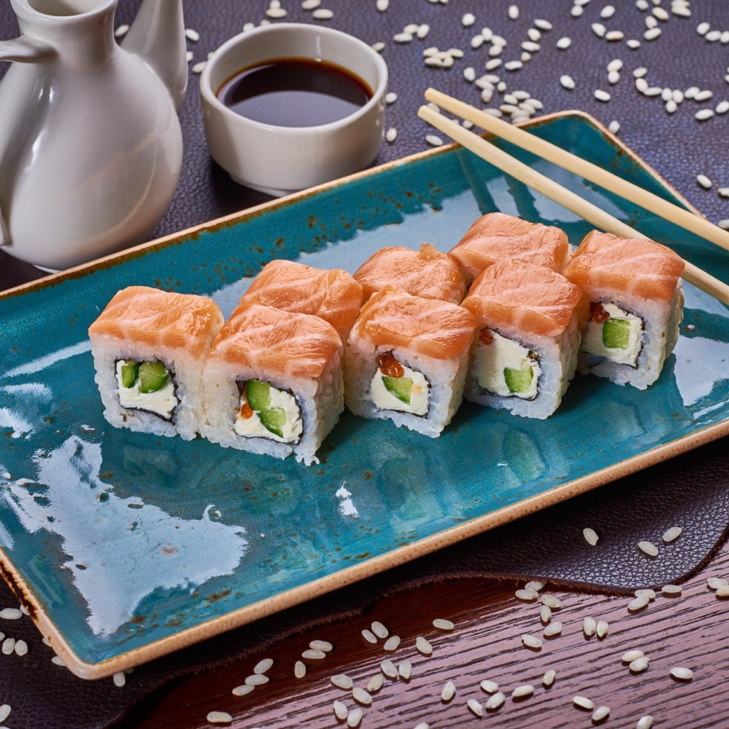 Роллы Филадельфия на столе с соевым соусом