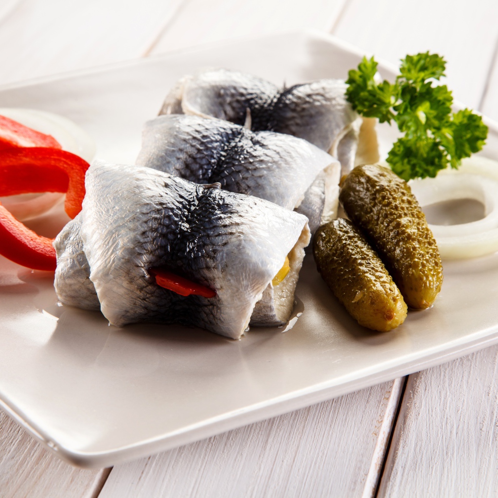 берлинские сверточки из филе сельди с корнишонами. берлинские сверточки из филе сельди с корнишонами. рулетики из сельди. филе сельди пряного посола. берлинские сверточки из филе сельди с корнишонами.