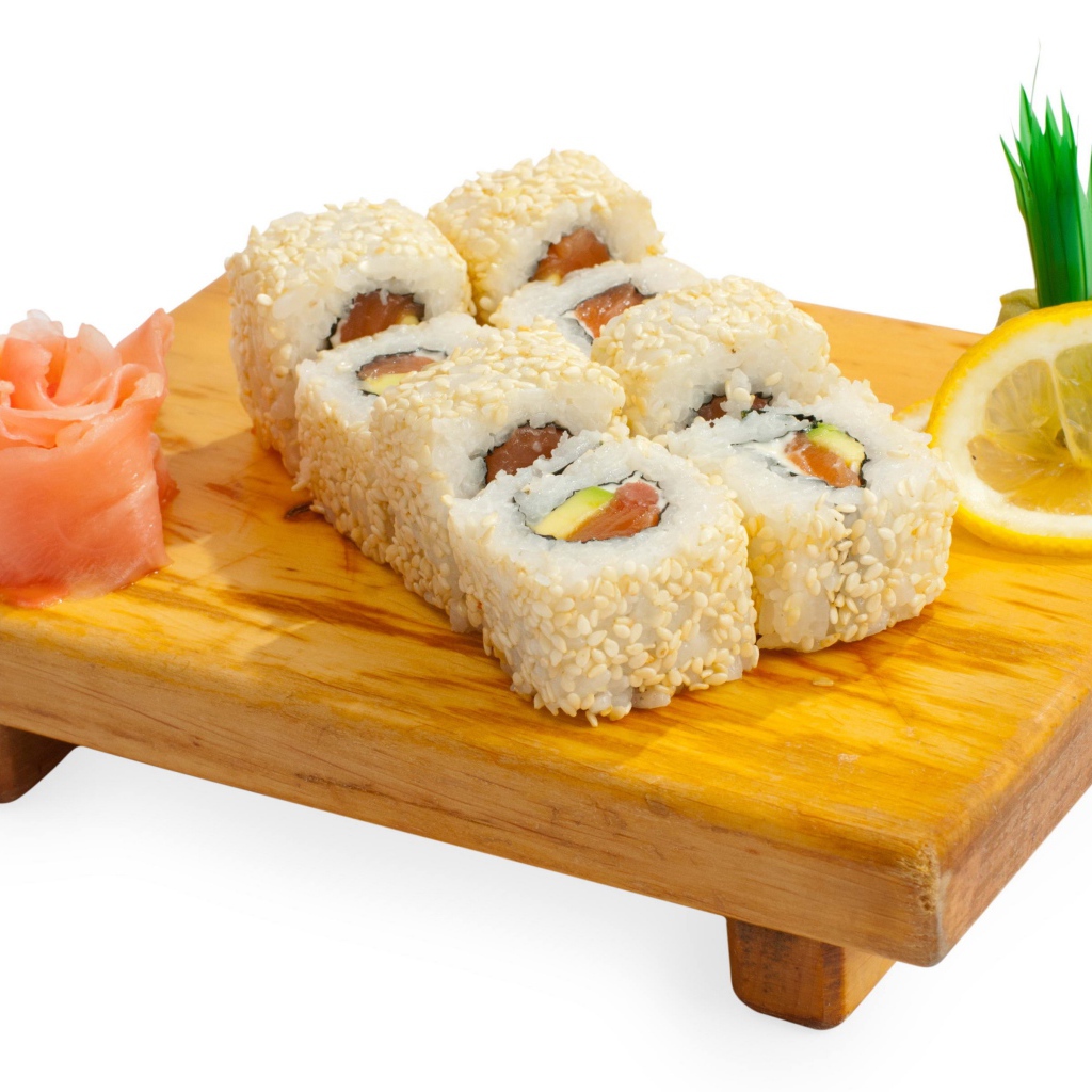 Роллы на деревянной доске с лимоном и имбирем