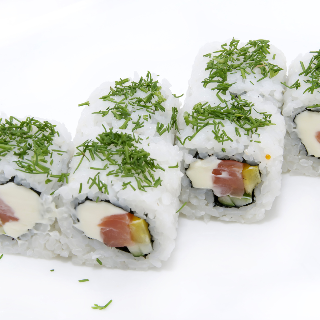 Роллы с рисом и зеленью на белом фоне