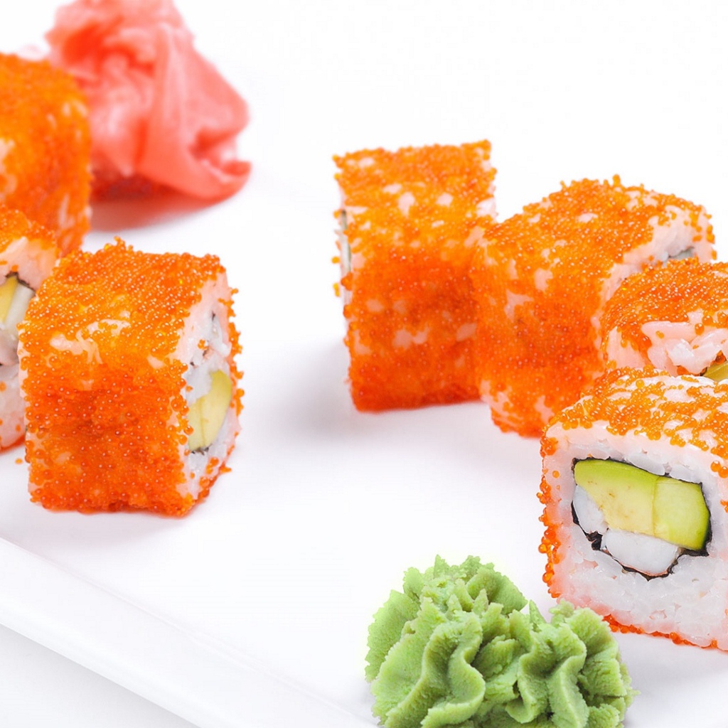 Роллы с васаби и имбирем на белом фоне