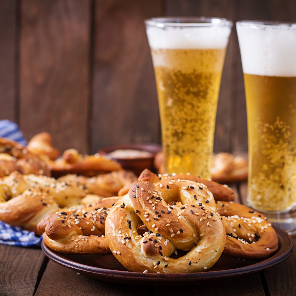 Соленое печенье с пивом на столе 