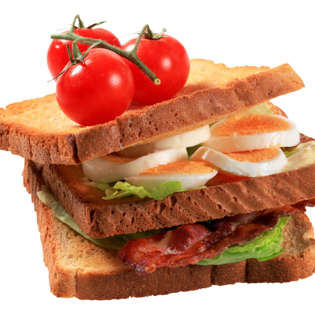 Сэндвич с яйцами, беконом и помидорами на белом фоне