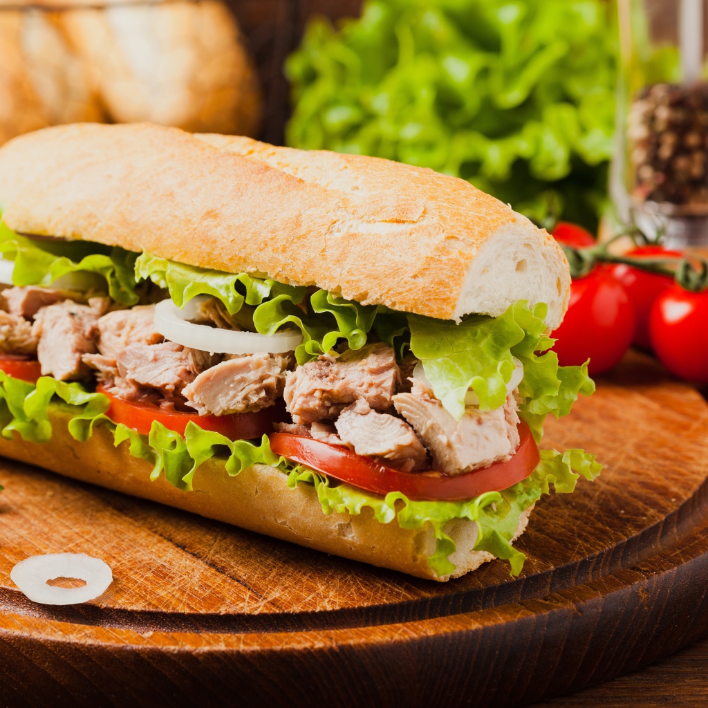 Sandwich with meat, tomatoes and lettuce