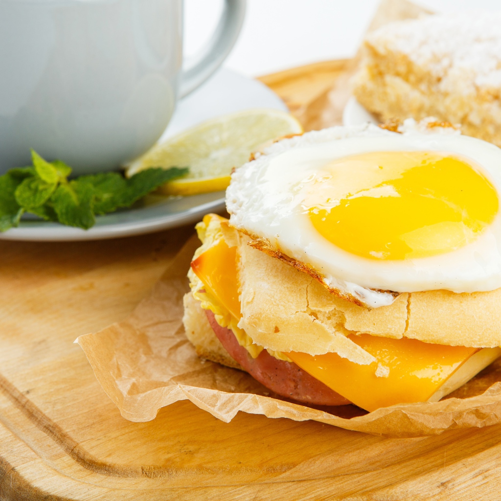 Сендвич с яичницей на завтрак 