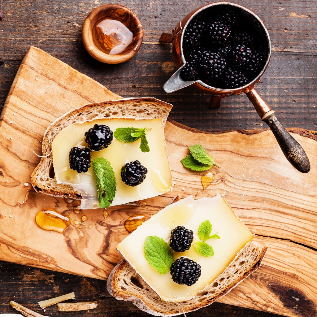 Бутерброды с сыром, медом и ягодами черники