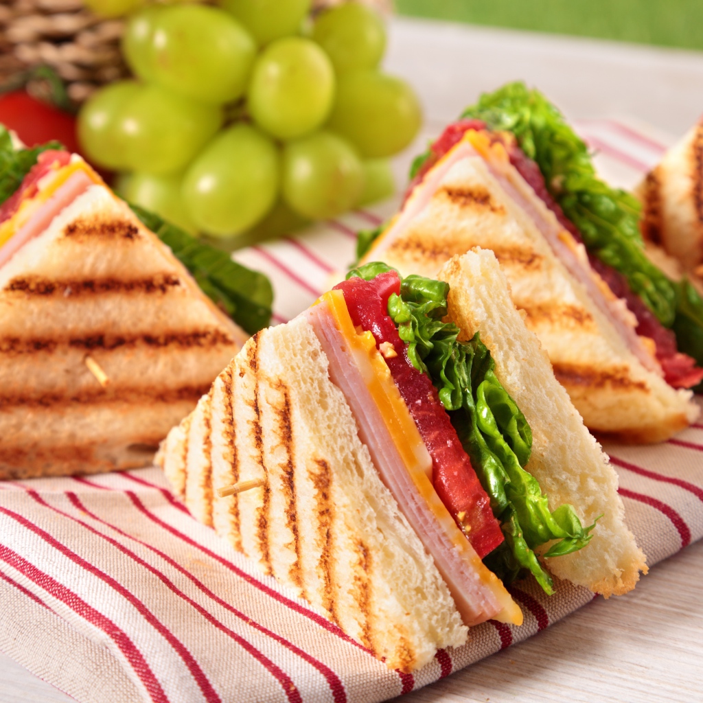 Сэндвичи с хрустящими тостами на столе