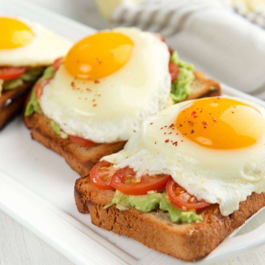 Бутерброды с помидорами и яичницей