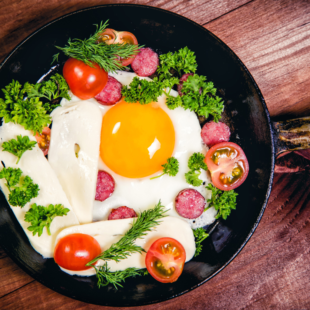 Яичница с колбасой, сыром,  помидорами и зеленью на сковороде