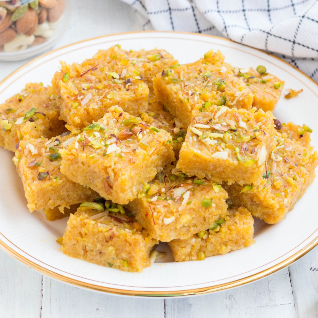 Кусочки сыра тофу на тарелке