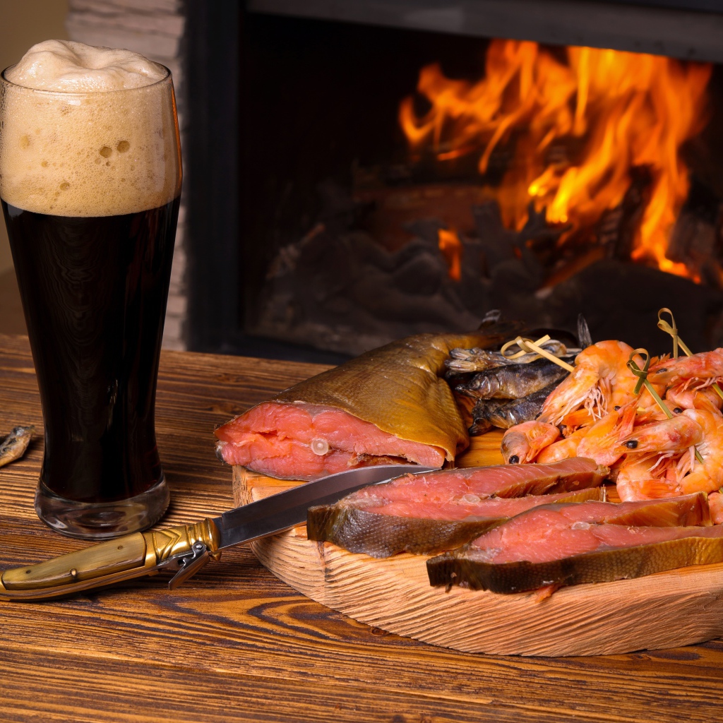 Копченая рыба с креветками у камина с бокалом темного пива