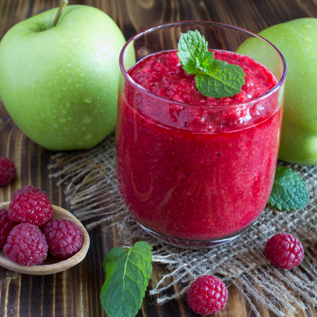 Смузи с малиной и зелеными яблоками в стакане