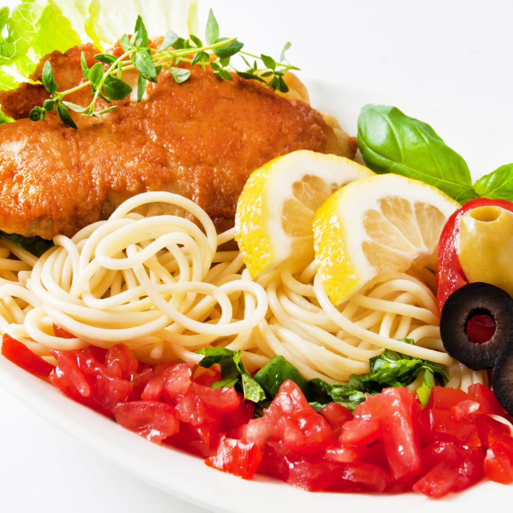 Спагетти с курицей, кусочками лимона, помидорами и зеленью