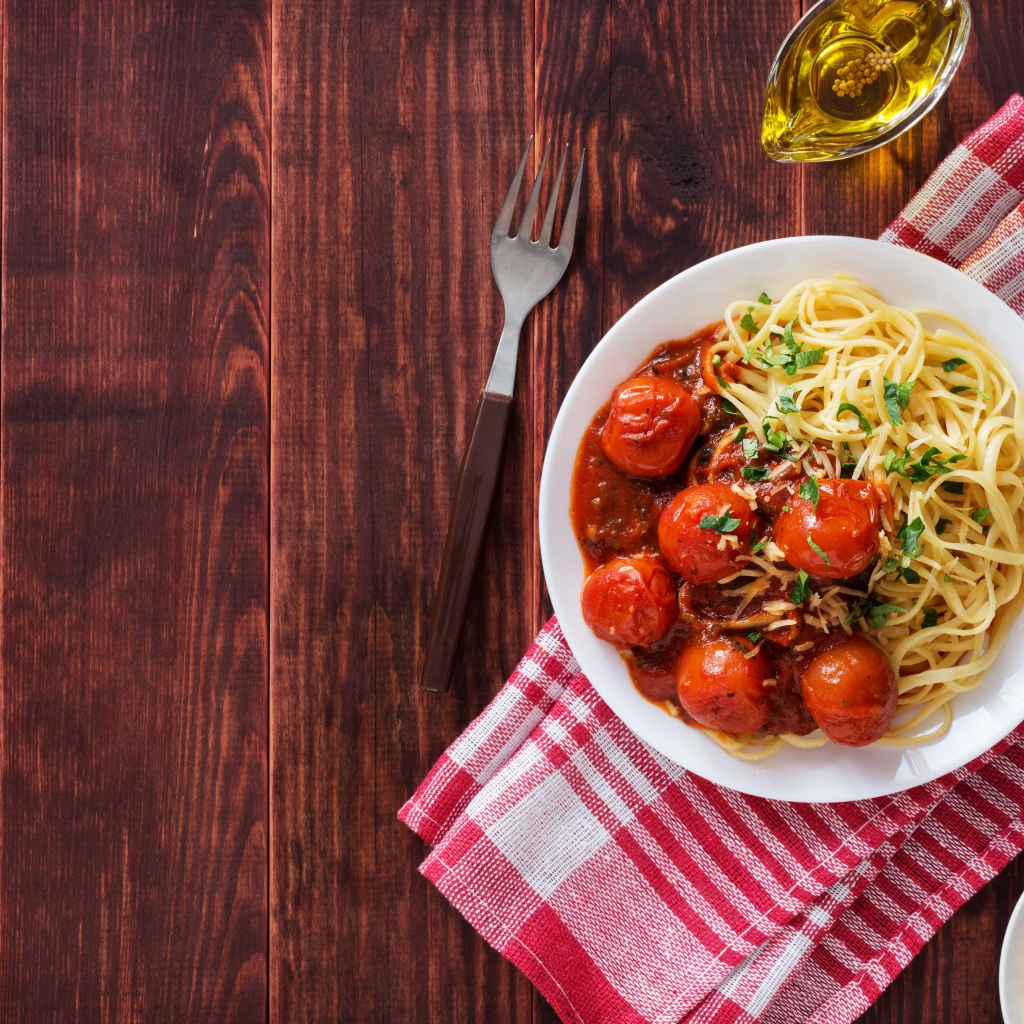 Спагетти с помидорами и сыром на столе