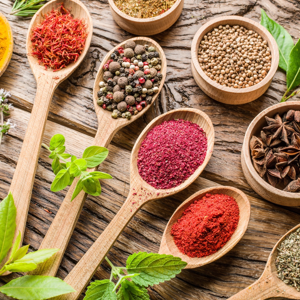 Специи в деревянных ложках на столе