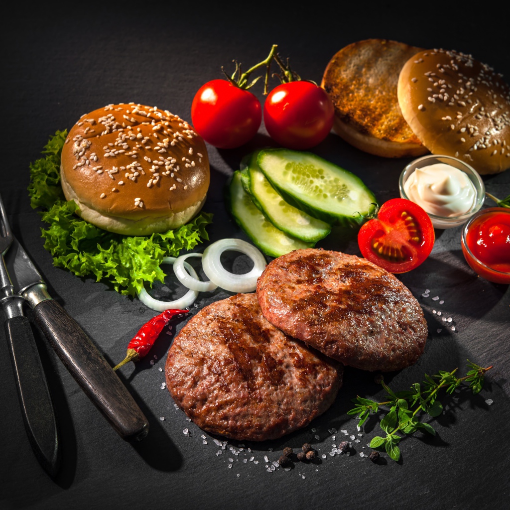 Вкусный натюрморт из гамбургеров на сером фоне
