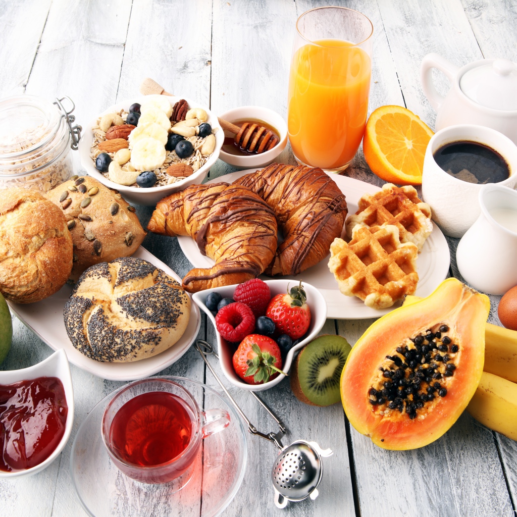 Разнообразный завтрак на столе 