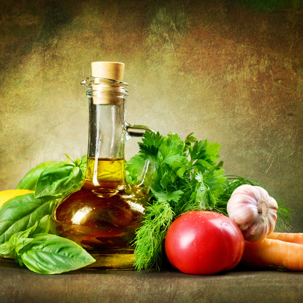 Овощи на столе с  кувшином растительного масла