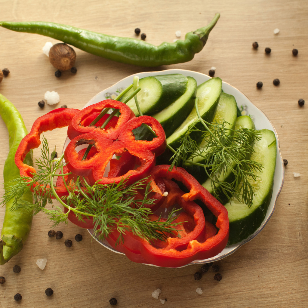 Вегетарианская еда на столе со специями 