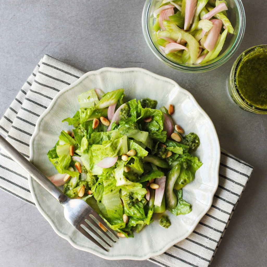 Вегетарианский микс салат в тарелке с вилкой и соусом