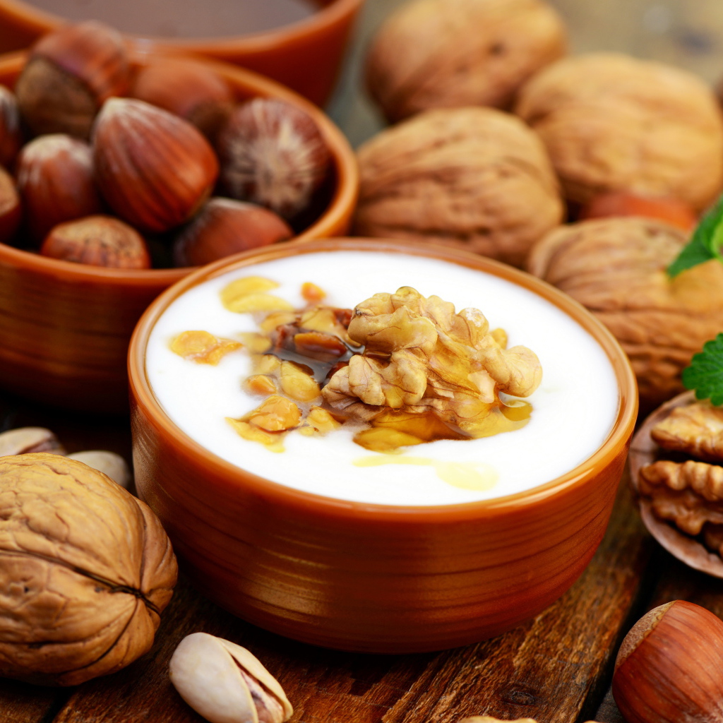 Йогурт с грецкими орехами, фундуком и фисташками