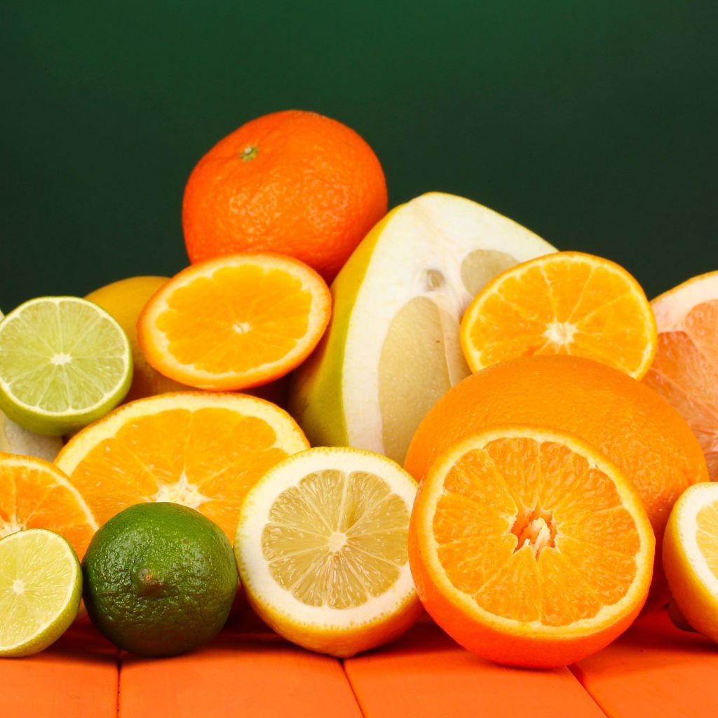 Аппетитные цитрусовые фрукты на столе