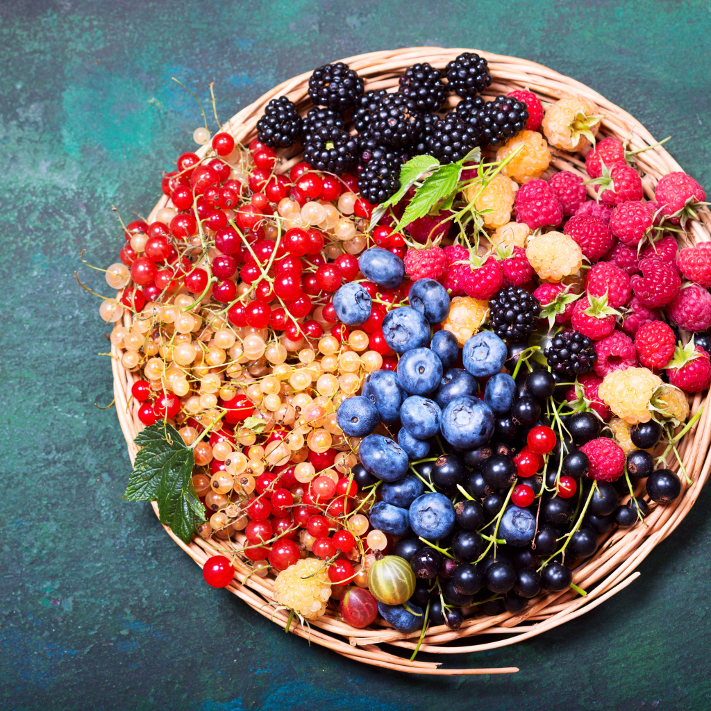 Аппетитные свежие ягоды на столе вид сверху