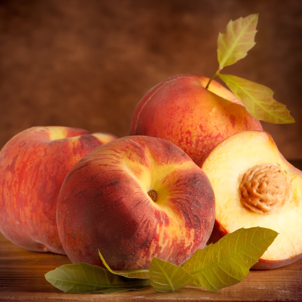 Аппетитные сочные спелые персики крупным планом