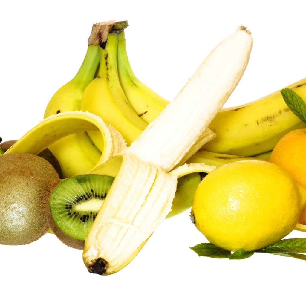 Бананы, киви, лимон и апельсин на белом фоне