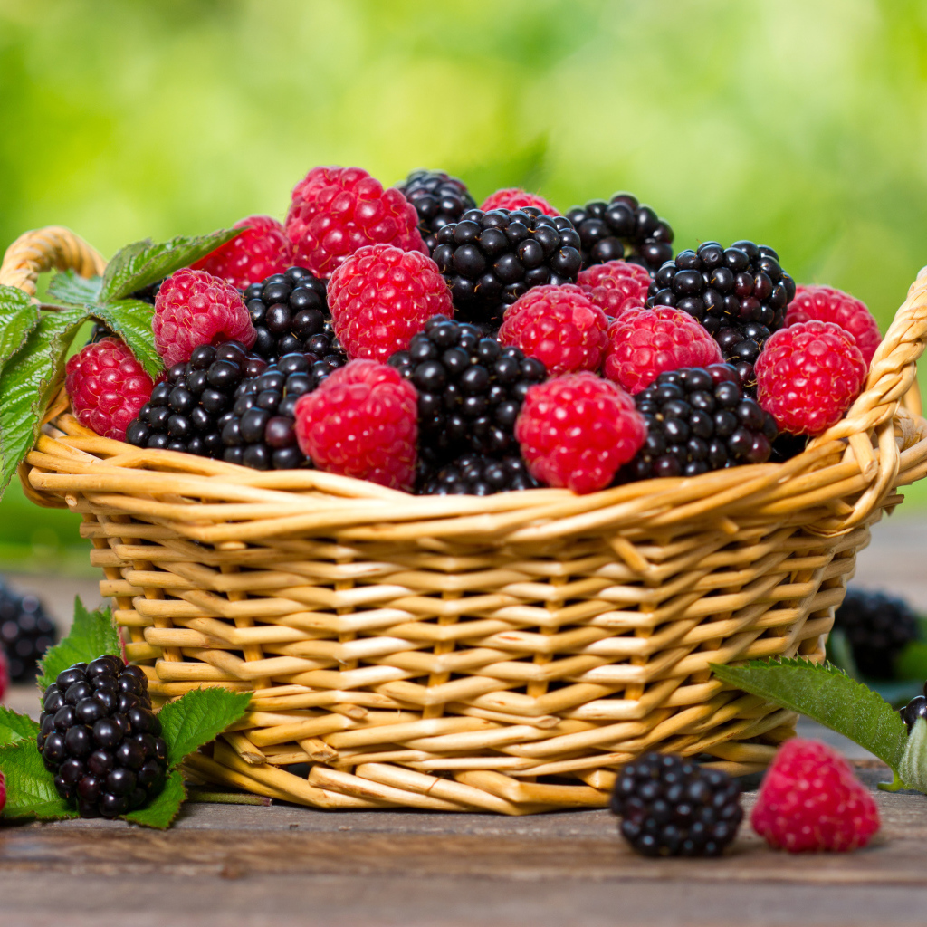 Корзина с ягодами малины и ежевики