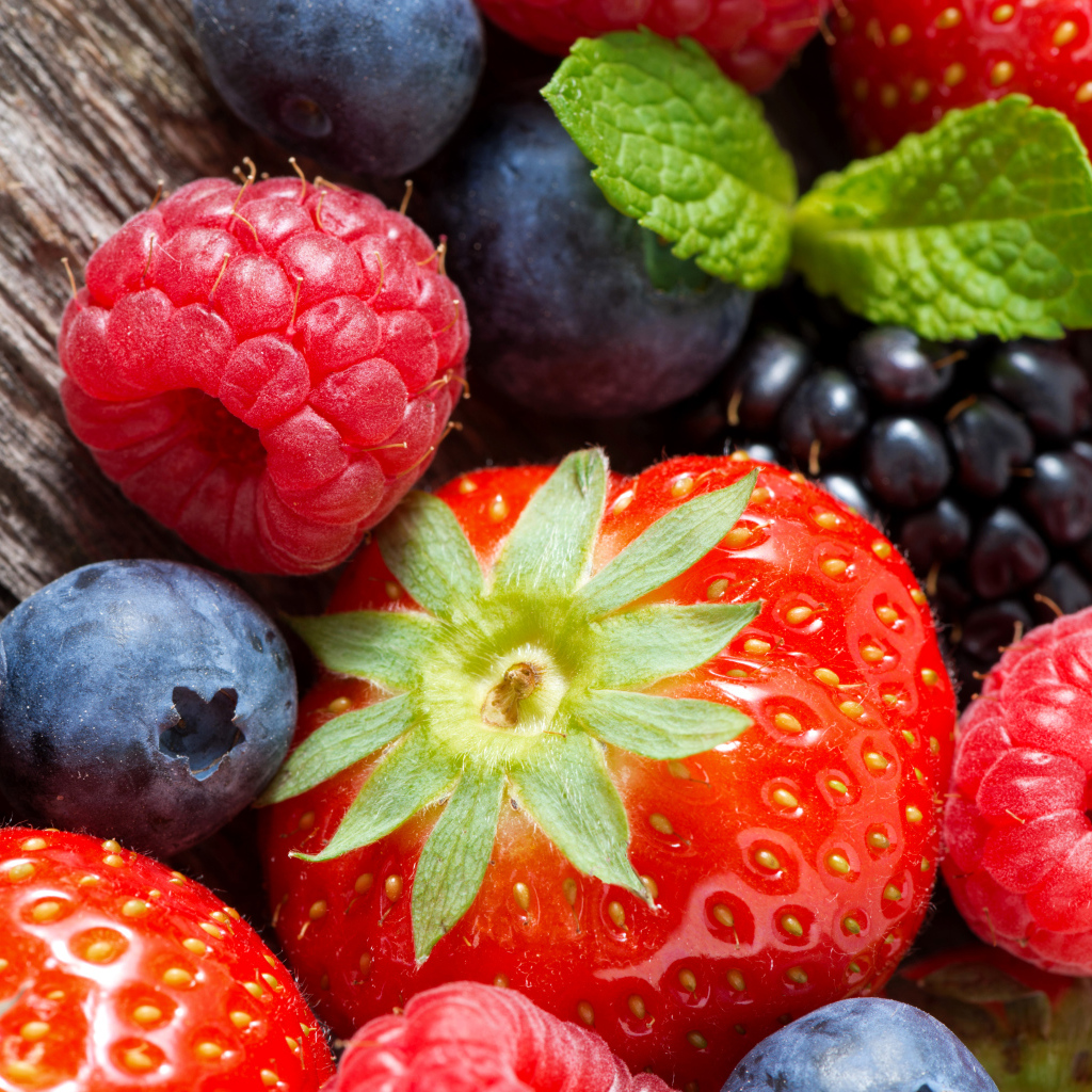 Ягоды малины, клубники, ежевики и черники крупным планом