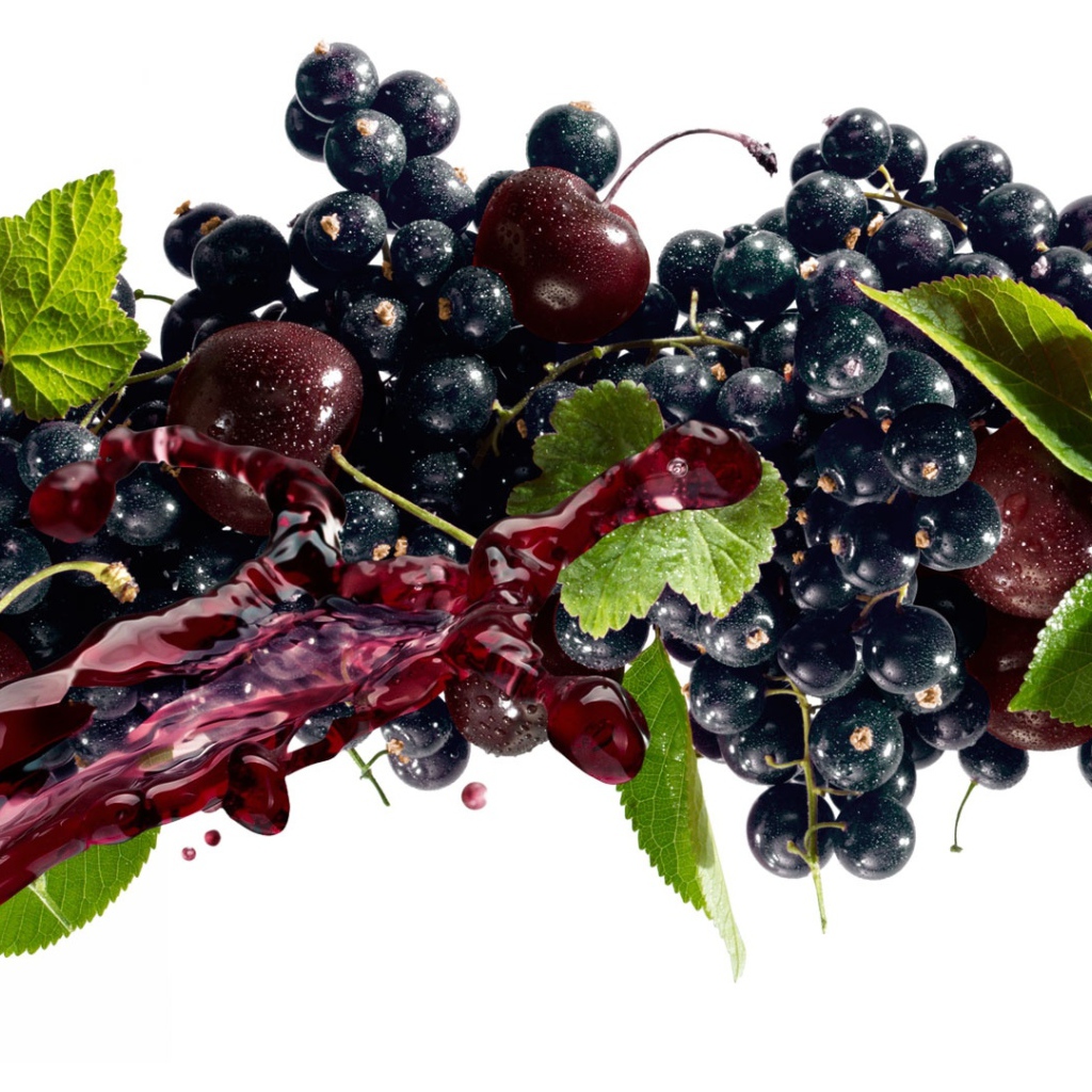 Черная смородина с черешней и соком на белом фоне 