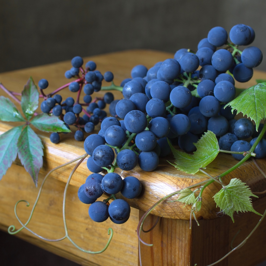 Синий виноград на деревянном столе