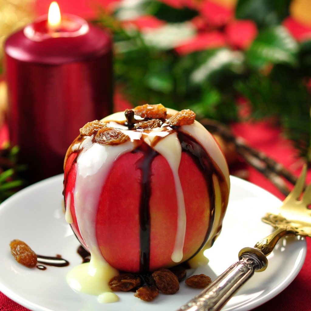 Рождественский десерт из яблока с изюмом и сыром на столе
