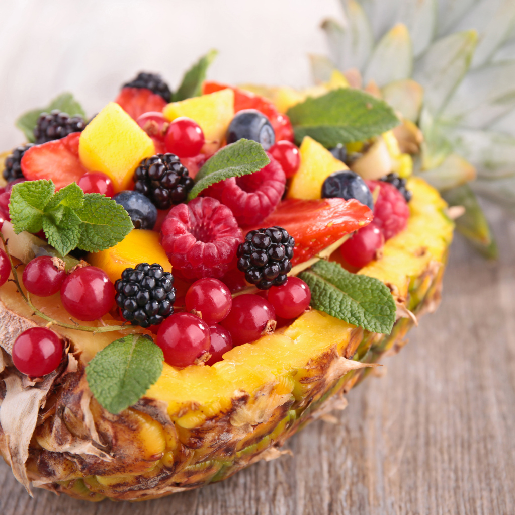 Свежие ягоды в ананасе