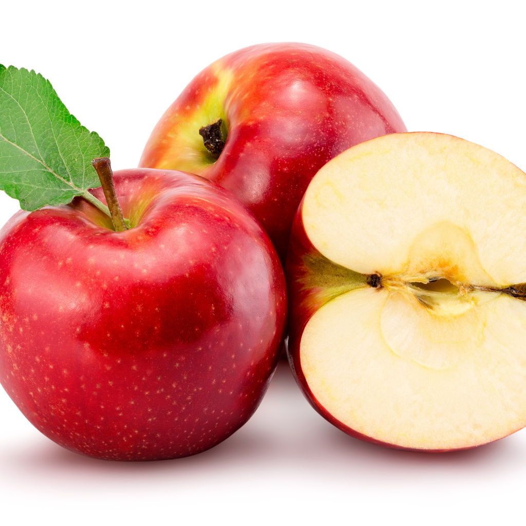 Сочные красные яблоки на белом фоне