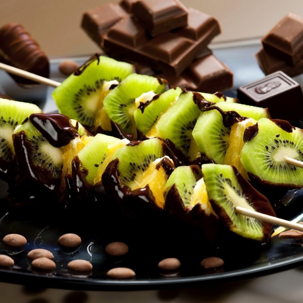 Киви на деревянных палочкам в шоколаде