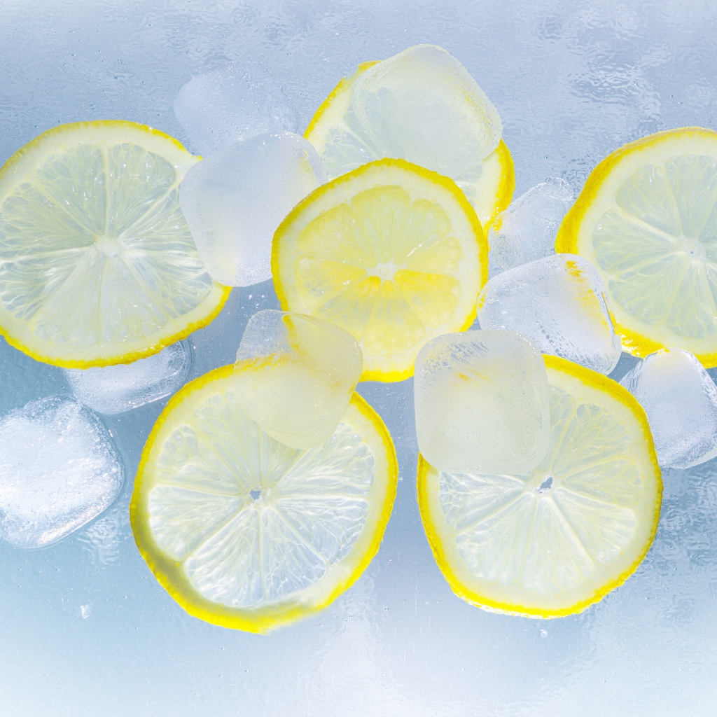 Кусочки лимона со льдом крупным планом