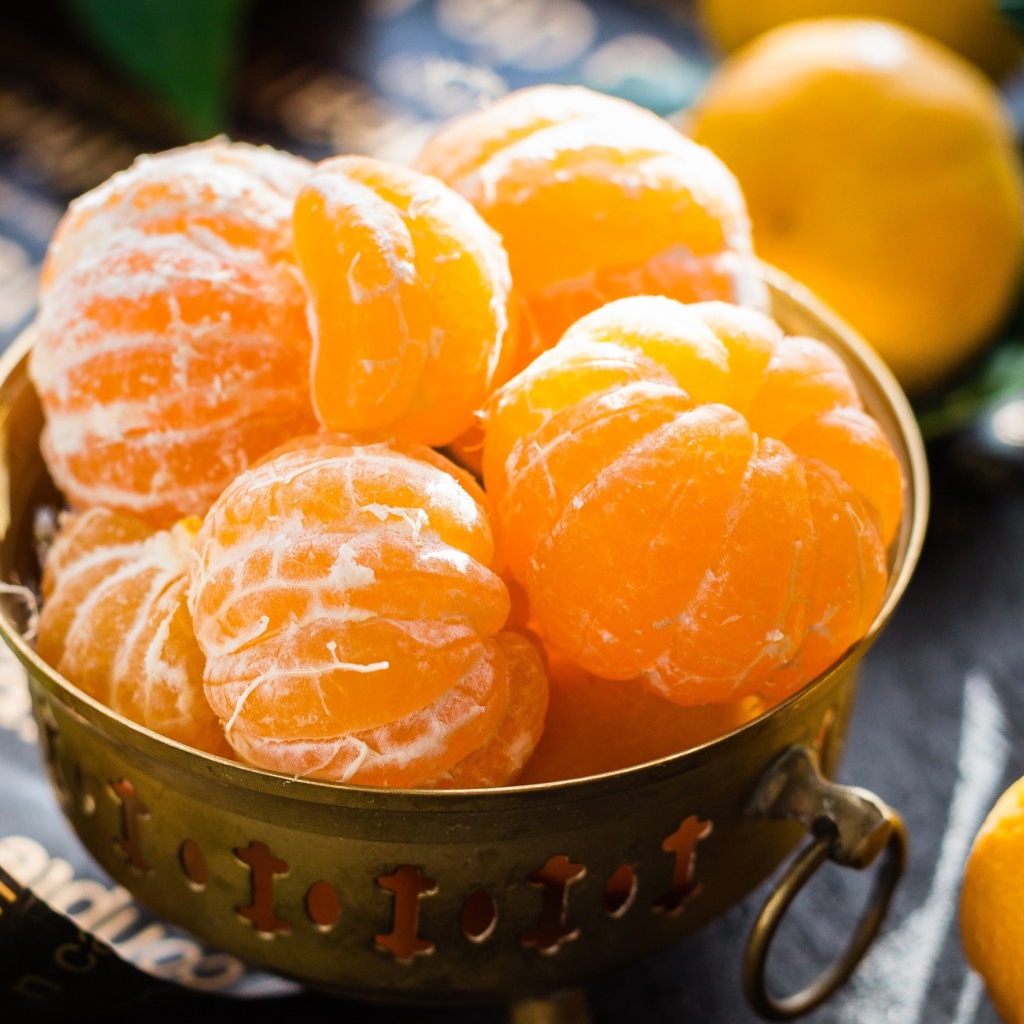 Очищенные мандарины на столе крупным планом