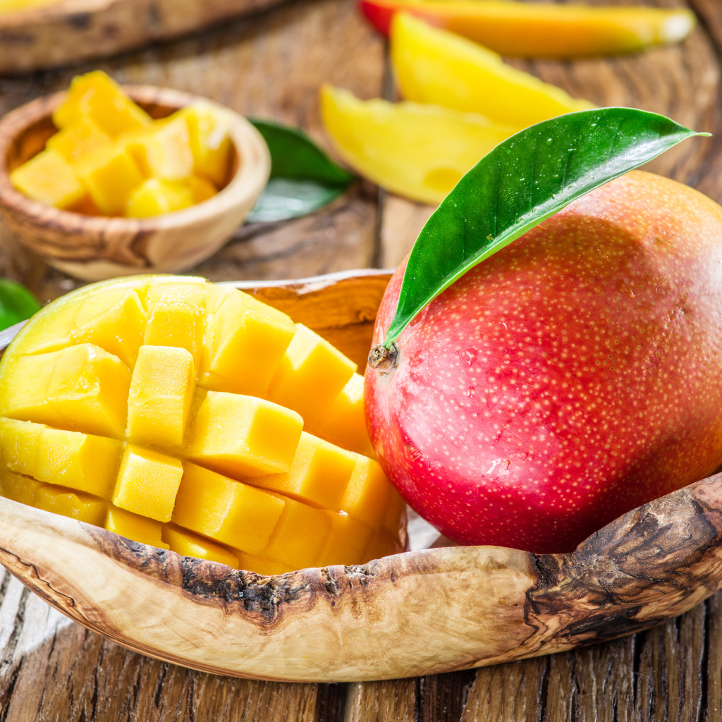 Очищенный манго на столе крупным планом