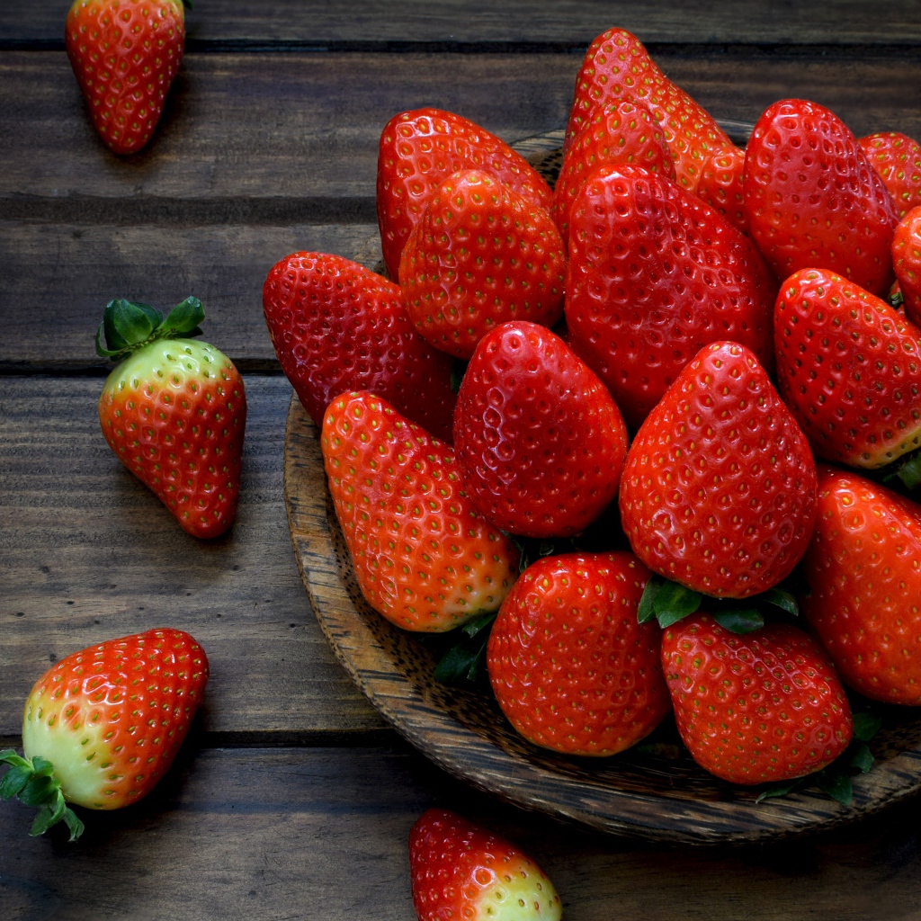 Спелая красная клубника на деревянном столе