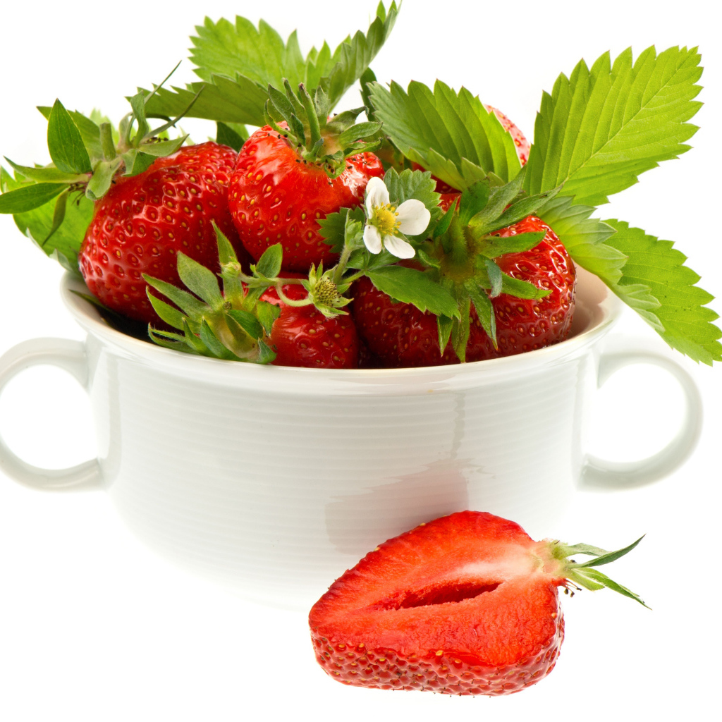 Спелая красная клубника на белом фоне