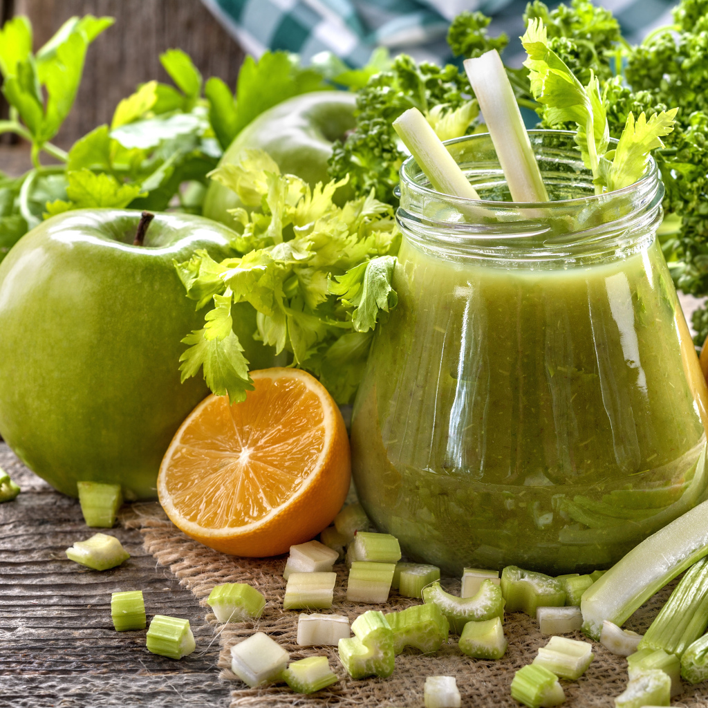 Смузи с яблоками, апельсинами и зеленью