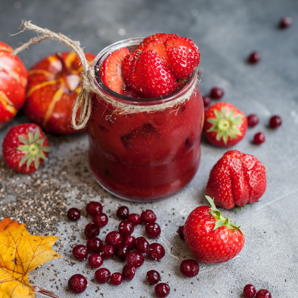 Клубничный смузи с ягодами клюквы