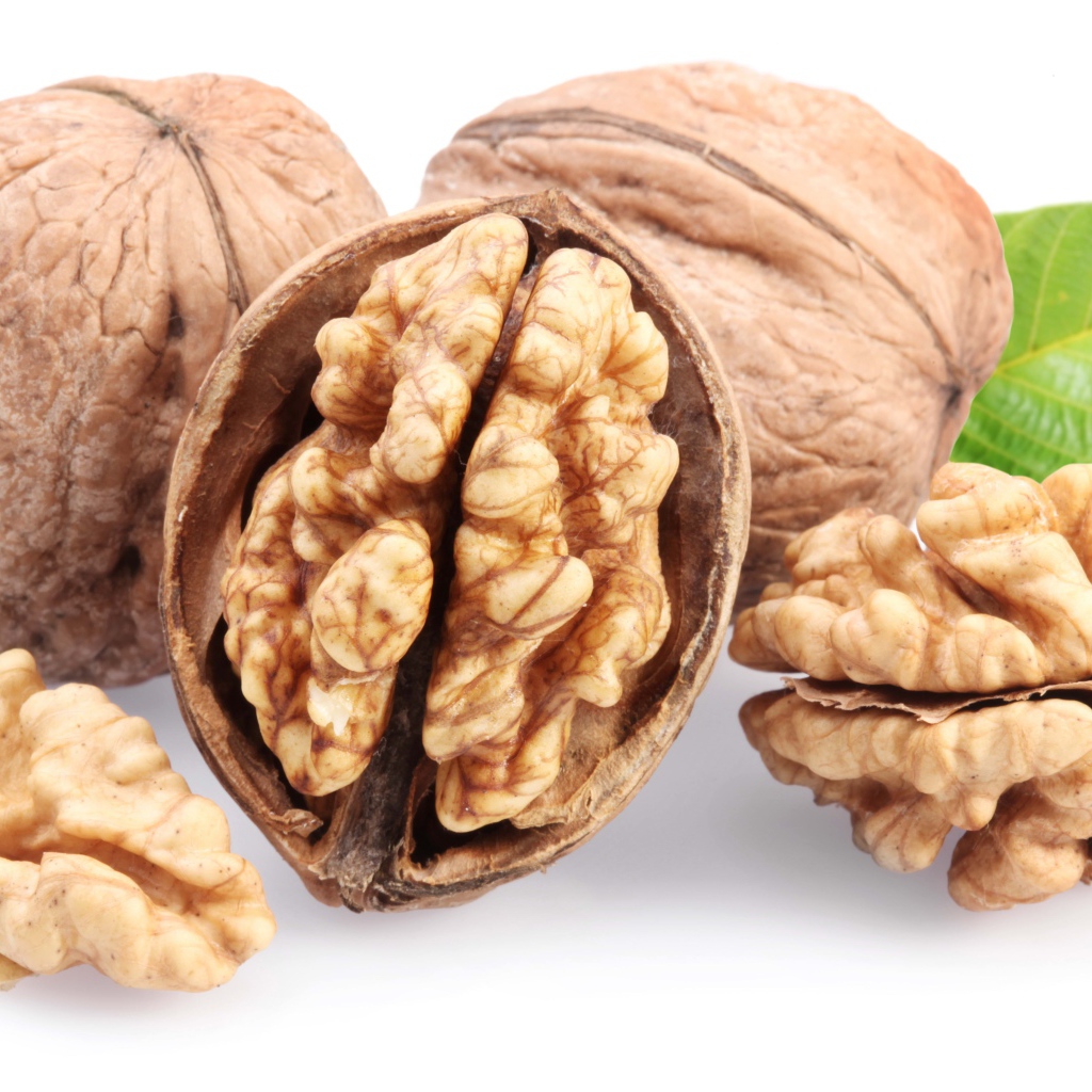 Грецкие орехи на белом фоне крупным планом