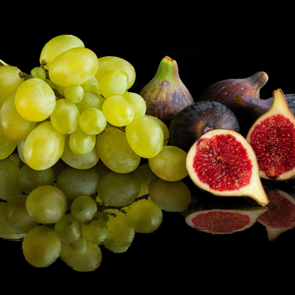 Белый виноград и инжир на черном фоне