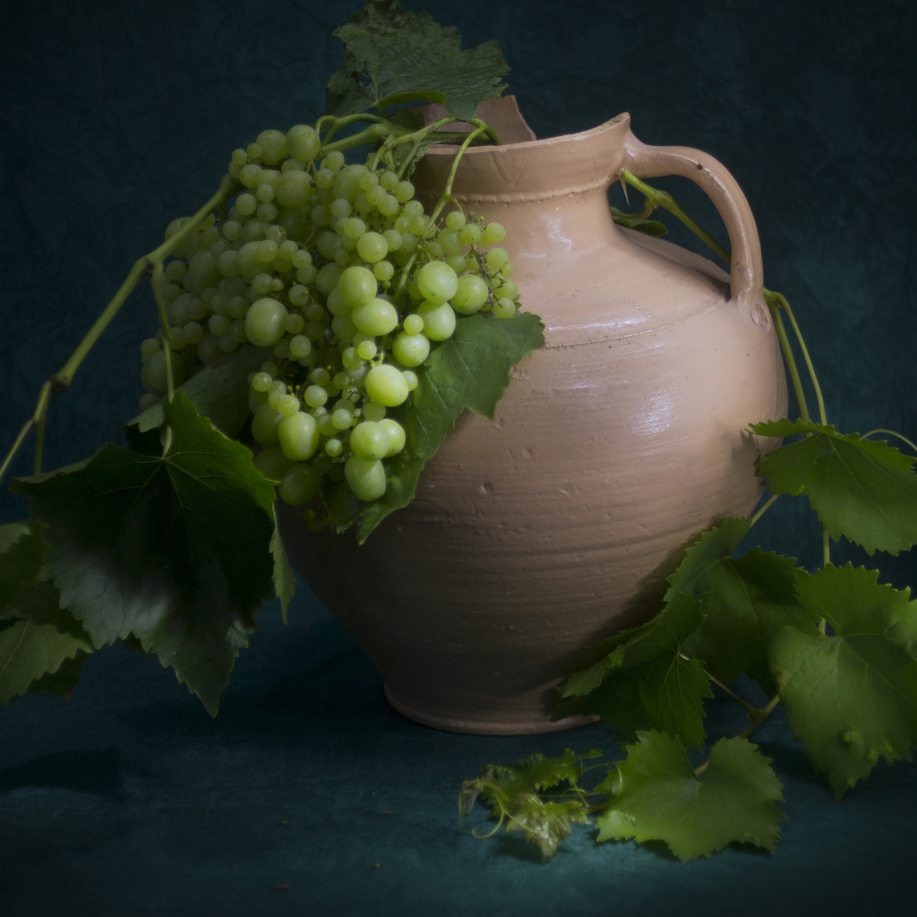 Белый виноград в большом  кувшине 