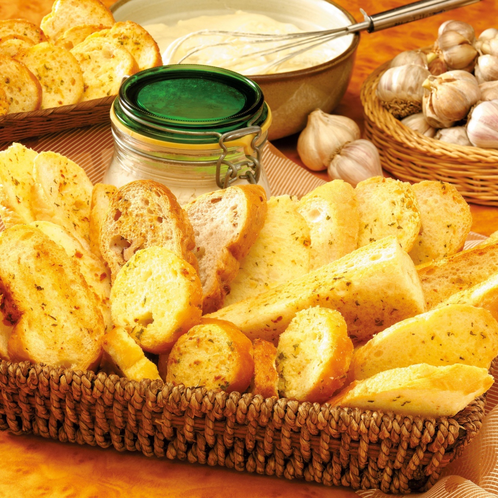 Гренки на столе с чесноком и соусом